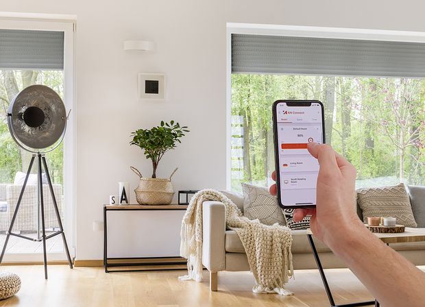 Smart Home Wohnzimmer Kaiser Nienhaus Funkmotoren Apple Samsung Rollladen Siri Alexa Google Home Sprachsteuerung Voice Control Jalousien Steuerung Hausweit Handy iPhone 